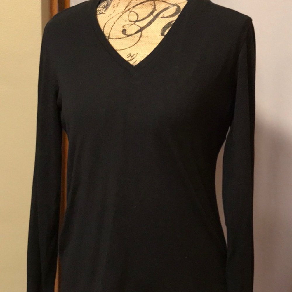 Chicos Platinum black v-neck long sleeve top size 1 or conventional size small